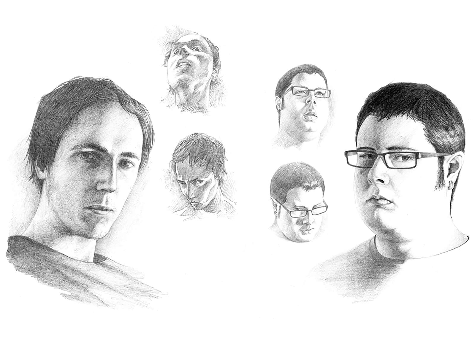 Autorretratos en blanco y negro de los rostros de dos artistas masculinos desde diferentes ángulos, uno lleva gafas y dos de ellos pendientes.