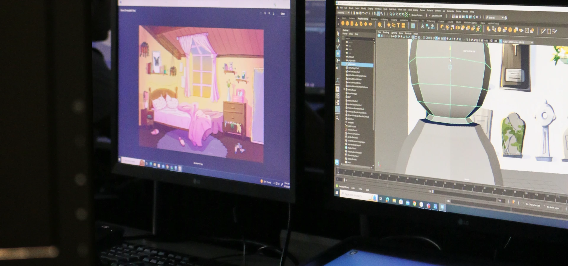 Dos pantallas muestran un modelo en 3D y un imagen para el entorno creados por un alumno para un trabajo
