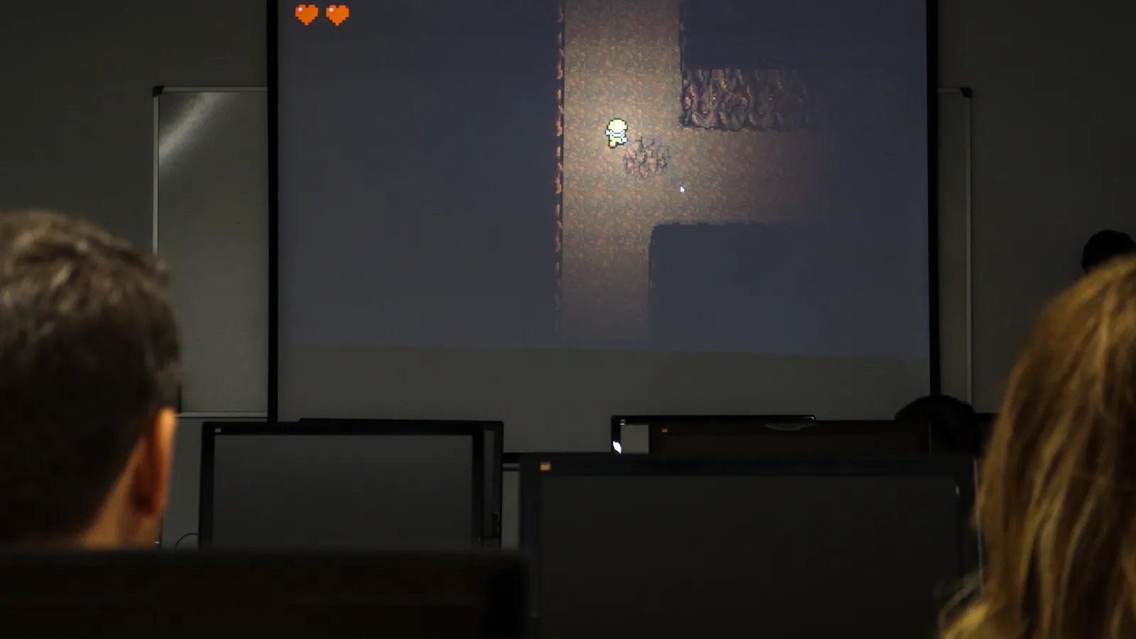 Resultado final de uno de los proyectos muestra un personaje en una mazmorra con un entorno oscuro.