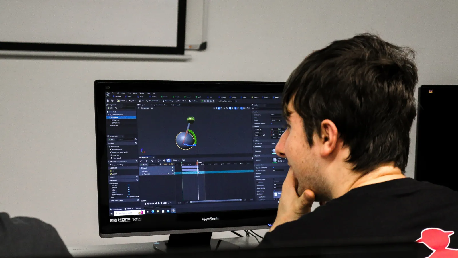 Una pantalla muestra el trabajo de uno de los estudiantes del taller. Es un modelo de una pelota en el editor de Unreal Engine, rotada y modificada con diferentes materiales.
