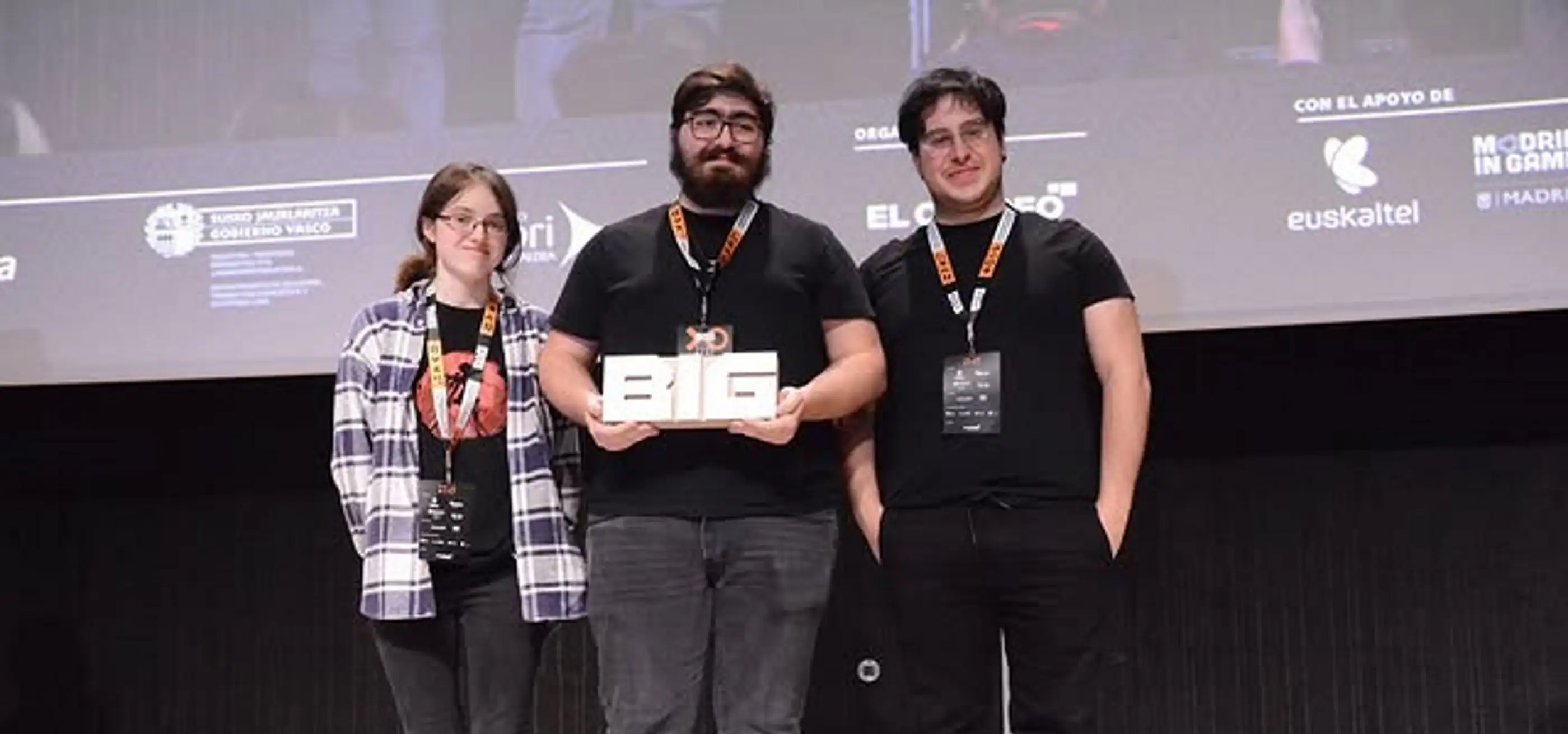 El equipo de 'Abyssal' de DigiPen Europe-Bilbao posando con su trofeo tras ganar el premio al Mejor Juego Vasco en la BIG Conference 2024. 