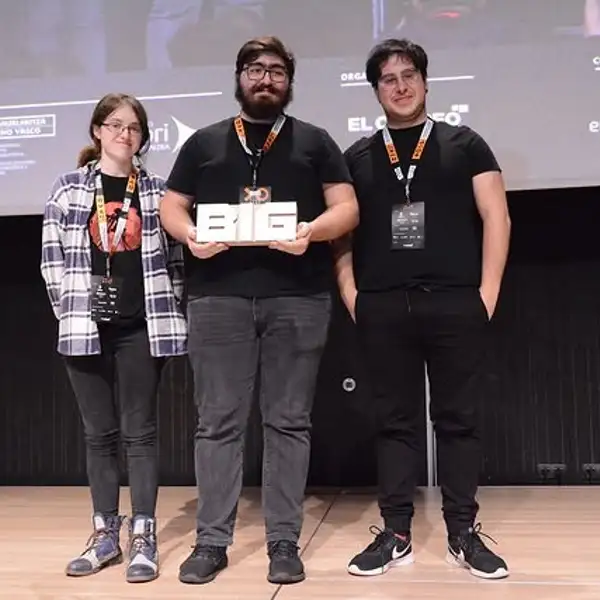 El equipo de 'Abyssal' de DigiPen Europe-Bilbao posando con su trofeo tras ganar el premio al Mejor Juego Vasco en la BIG Conference 2024. 