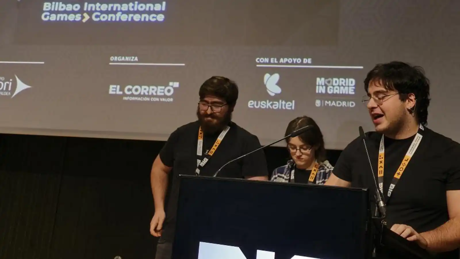 Estudiantes de DigiPen Europe-Bilbao dando su discurso de agradecimiento por el premio al ‘Mejor Juego Vasco’ por su título ‘Abyssal’ en el escenario de la BIG Conference 2024. 