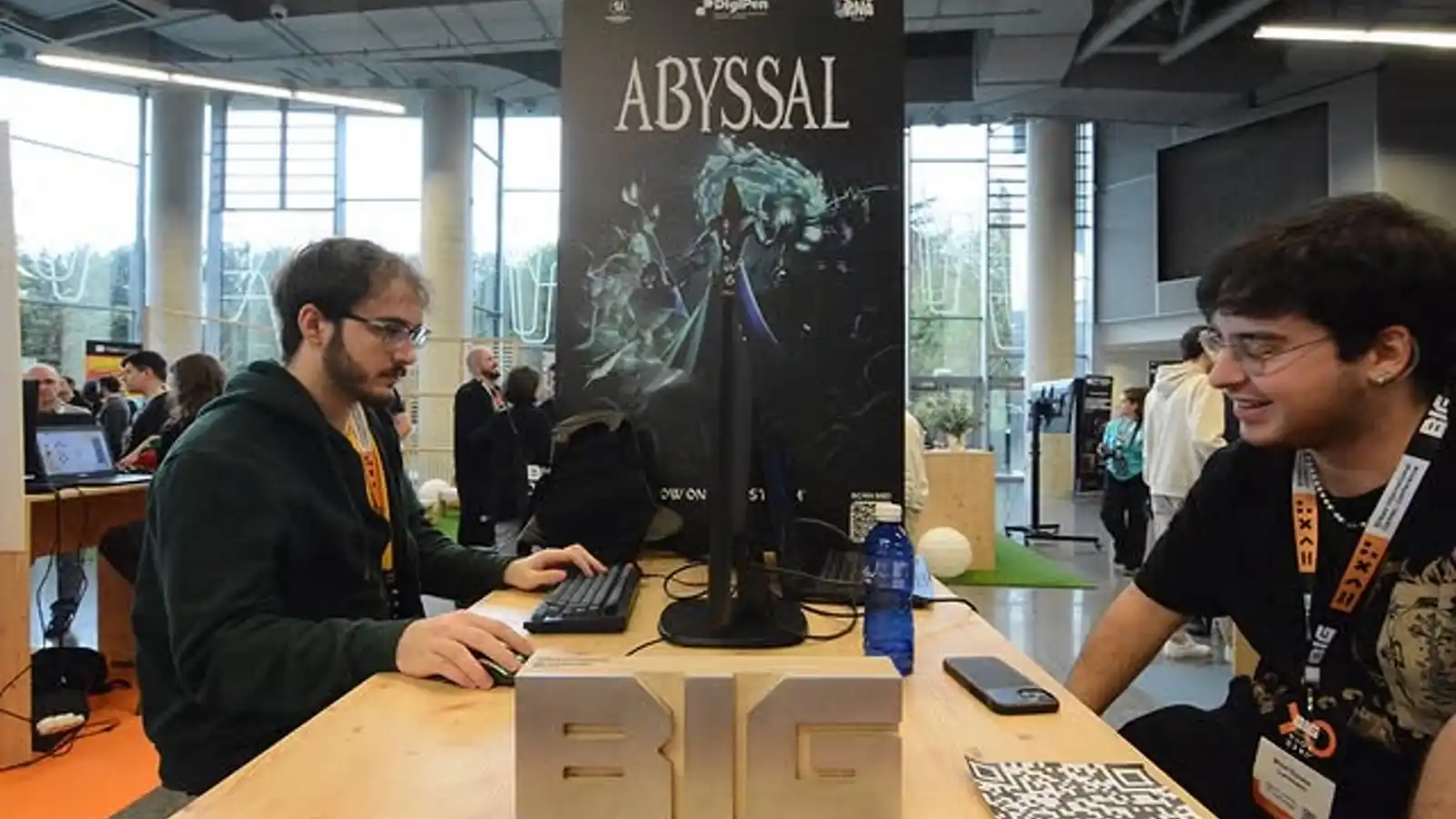 Estudiantes de DigiPen mostrando y jugando su galardonado juego 'Abyssal' en su stand durante la BIG Conference 2024.