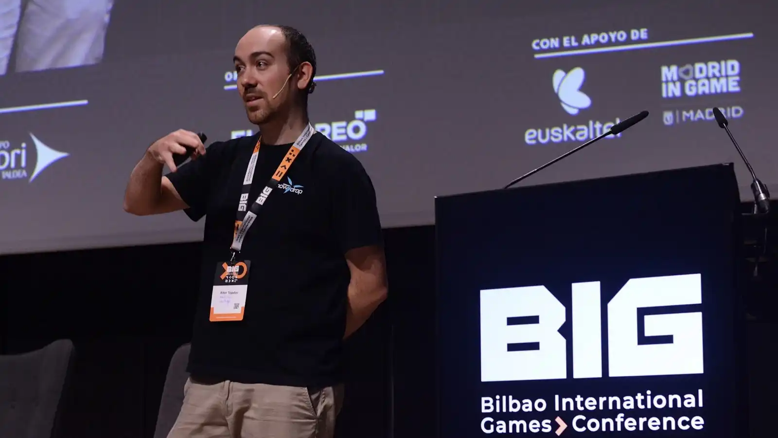 Aitor Tejedor, graduado de DigiPen, dando una charla durante la BIG Conference 2024.