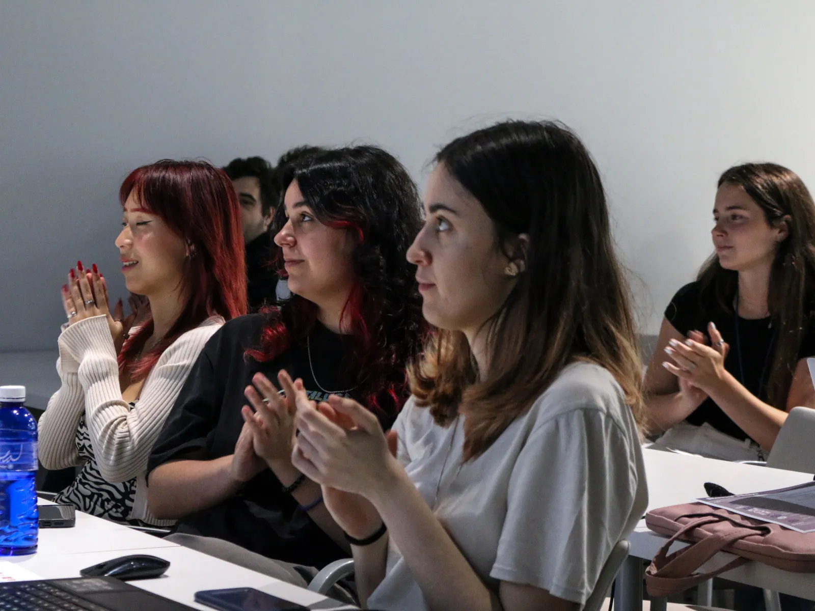 Los graudados en BFA prestan gran atención a los discursos de los profesionales