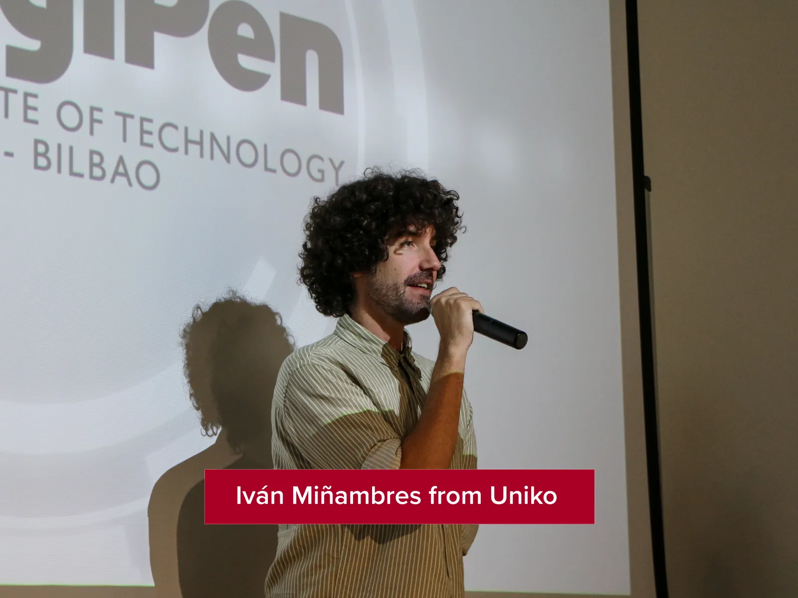 Iván Miñambres de Uniko, presentando su empresa.