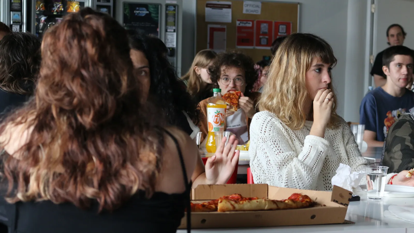 El nuevo alumnado disfrutando de un aperitivo en la jornada de orientación de DigiPen Europe-Bilbao.