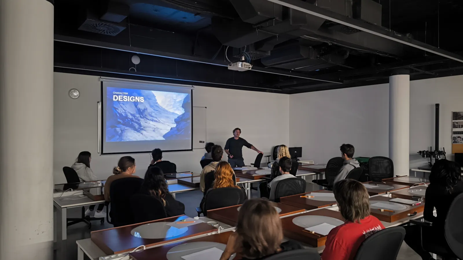 Estudiantes en una clase de desarrollo de videojuegos en DigiPen Europe-Bilbao.