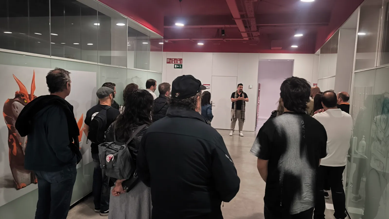 Un grupo de visitantes escuchando a personal de administración durante el tour de DigiPen Europe-Bilbao.