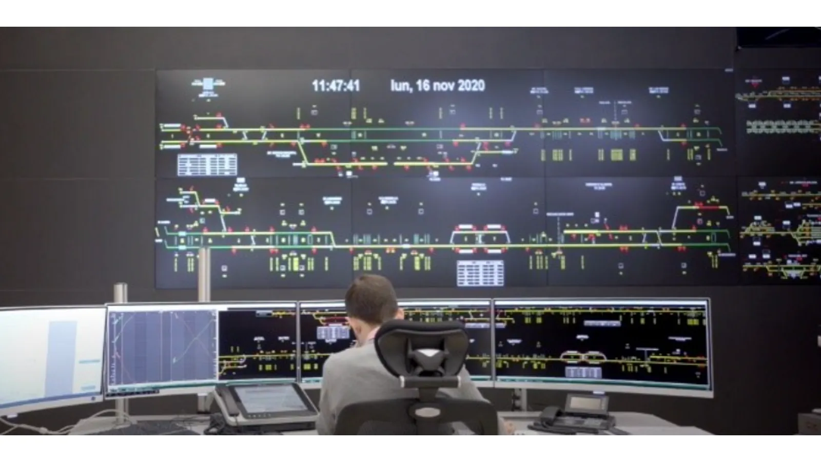 Un operador monitorea las pantallas en tiempo real para gestionar el tráfico ferroviario en la central de control de tráfico de CAF Singaling.