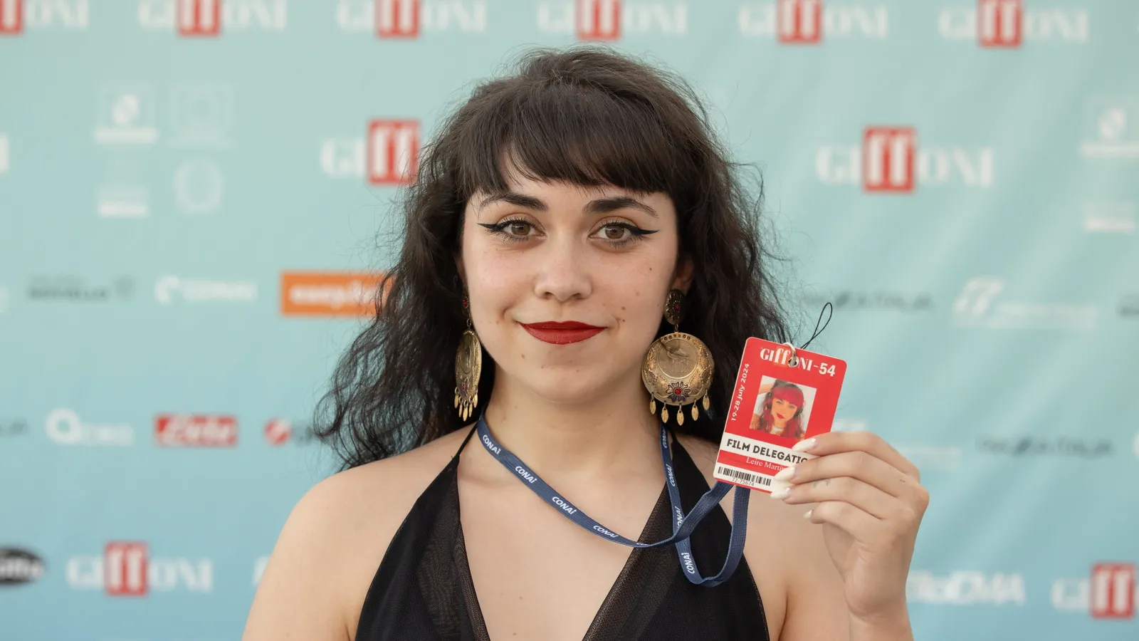 Leire at the Giffoni Festival, posing with the ID card.