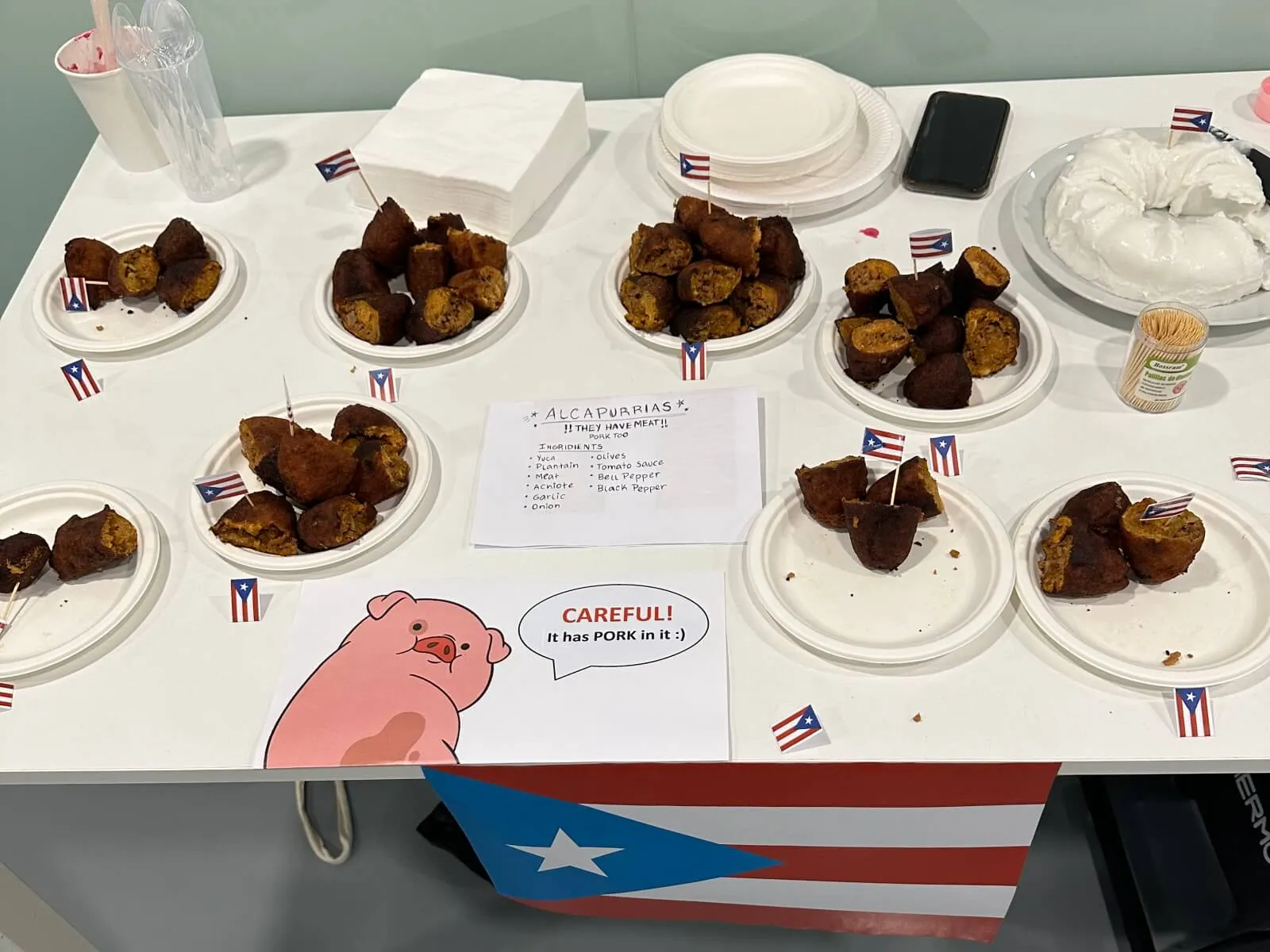 Plato tradicional de Puerto Rico, con banderas en cada porción y una advertencia de que contiene cerdo.