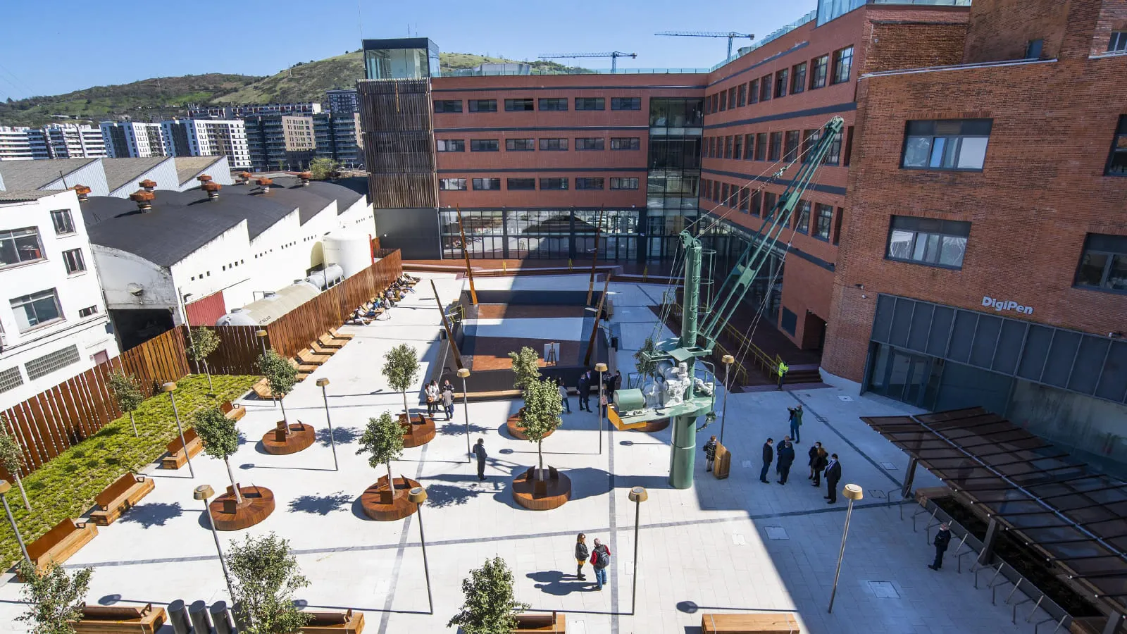 Plaza de DigiPen Europe-Bilbao, lugar de acogida y entrada al campus.