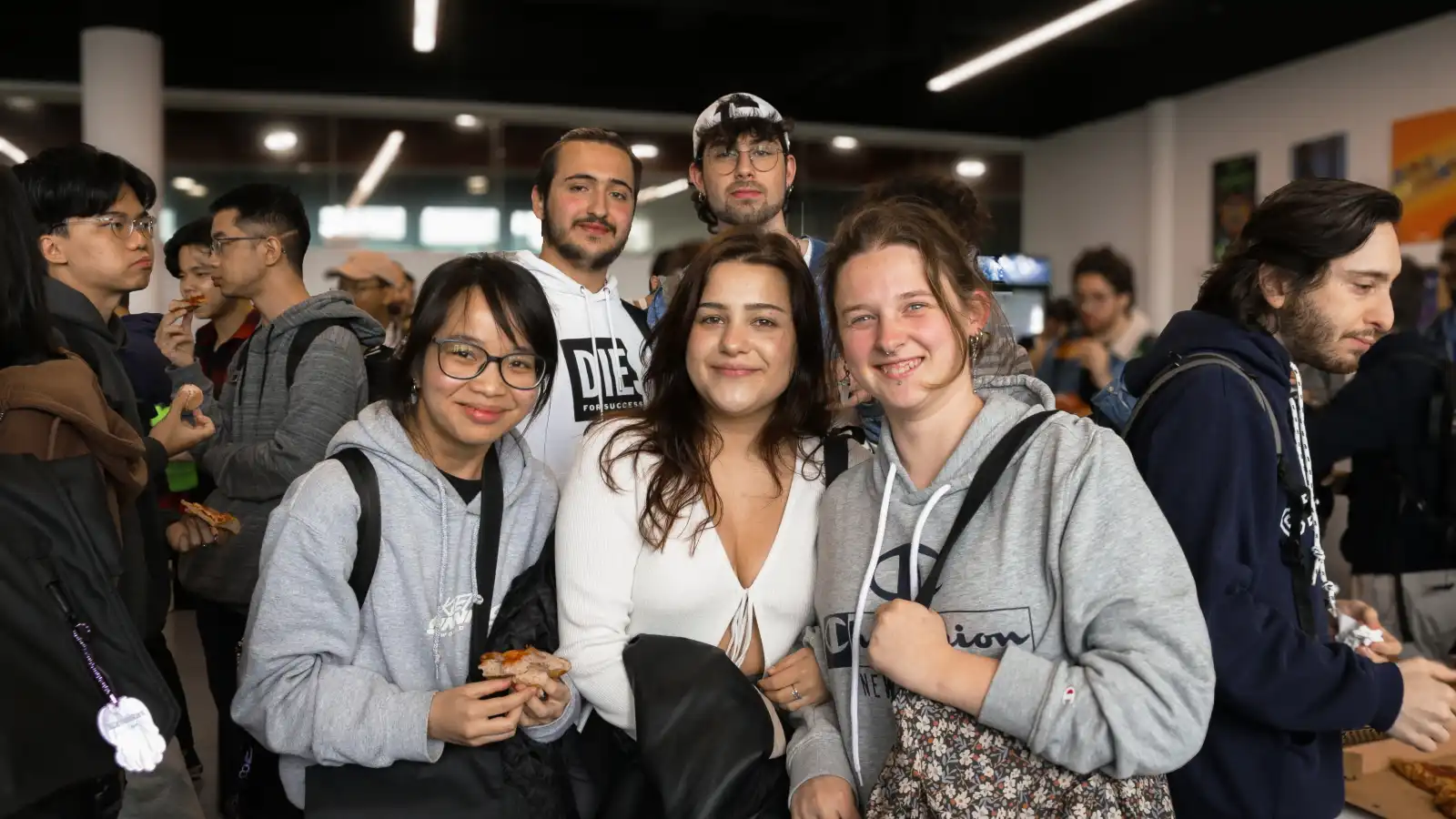 Grupo de alumnos y alumnas disfrutando de una reunión social en el campus de DigiPen Europe-Bilbao.