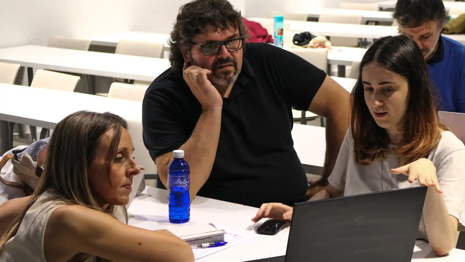 Profesionales revisan el portfolio de una alumna en un aula de DigiPen.