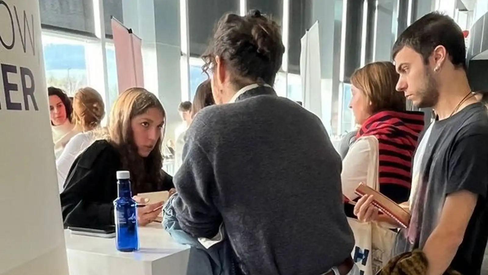 Alumnado interactúa con expositories en una jornada de talento en el AIC.