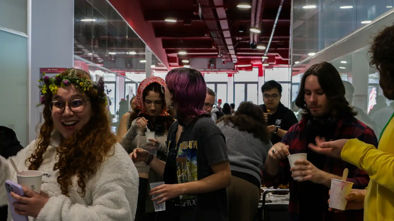 Miembros de la comunidad disfrutan del dia multicultural en DigiPen con comida y bebida.