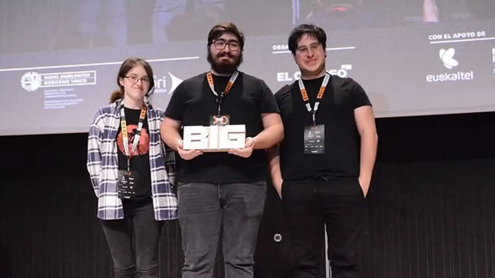 El equipo detrás de Abyssal celebra su premio al Mejor Juego Vasco en la conferencia BIG 2024.