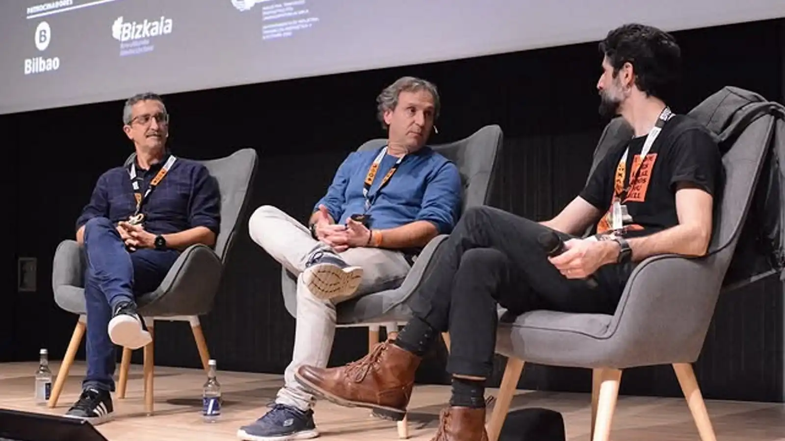 Asier Azkarraga, profesor de DigiPen junto a otros panelistas, comparten sus perspectivas en una mesa redonda durante la conferencia BIG 2024 en Bilbao.