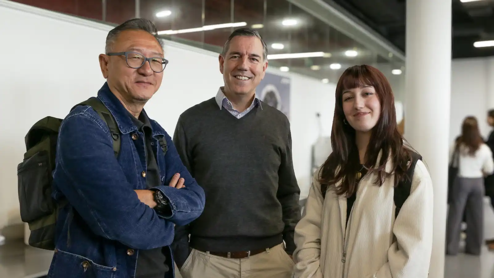 Miembros directivos junto a una futura alumna del programa de intercambio de alumnado entre Bilbao y Singapur.